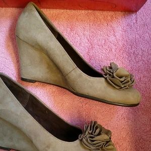 Aerosoles Plumbrella Wedges in Mink Suede